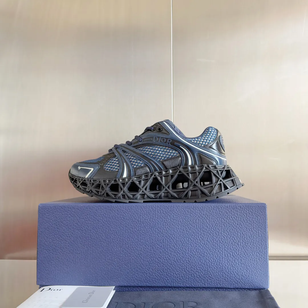 【DIOR】P:800💰 Men's 39-44. (Male 45.46 custom-made) Dior kawa Dior joint 2025ss casual sports shoes‼ ️ Reinterpret running shoes with dior’s haute couture style. b35 is made of fine-textured leather and mesh fabric materials. It can be worn in all seasons, is comfortable and breathable, and has many lines on the shoe body to outline details. It has a full retro three-dimensional feel and can create a casual look all year round!